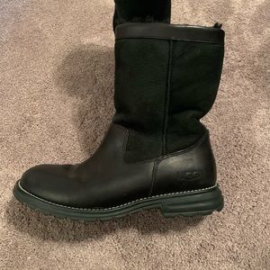 Sz 8 Ugg black leather & suede Brooks 5381 boots
